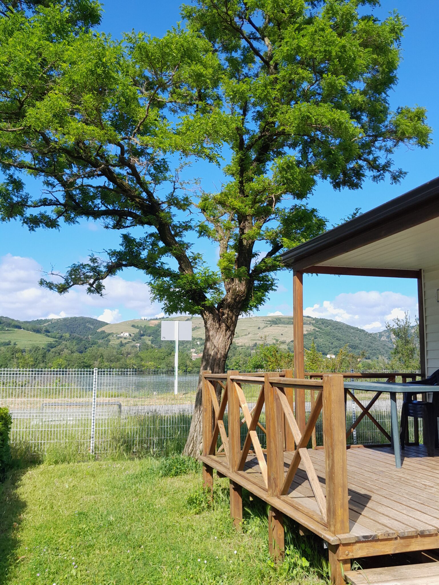 Terrase du mobil-home Rhône avec vue sur la ViaRhôna