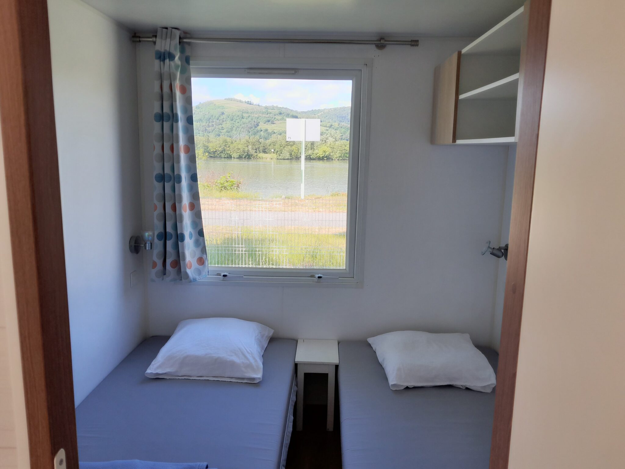 Deux lits simple dans une chambre des mobil-home Rhône et Galaure