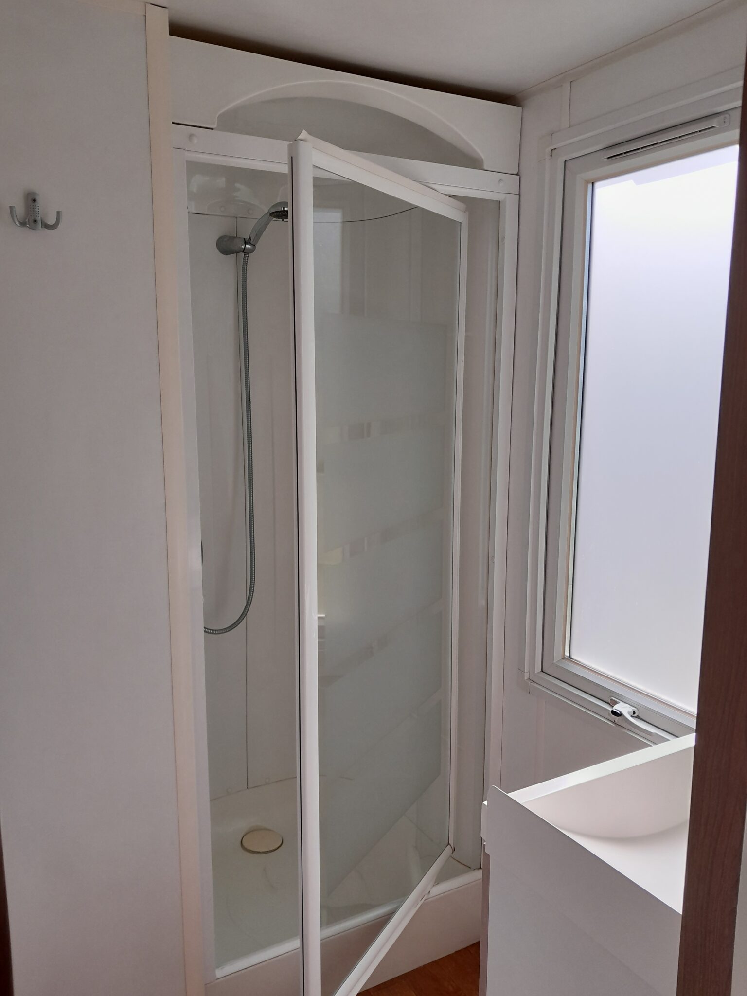 Douche et évier à l'intérieur du mobil-home Rhône ou Galaure