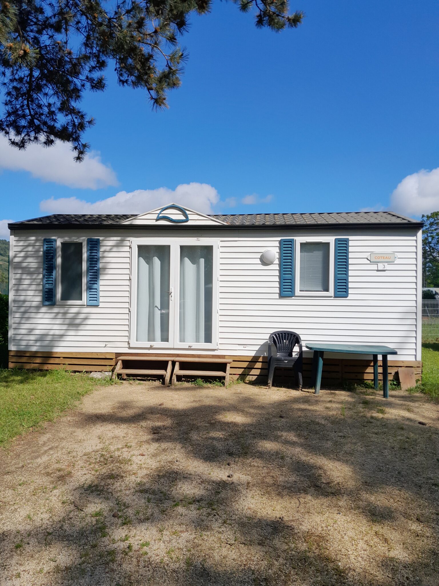 Aperçu de l’extérieur du mobilhome type bungalow avec table et chaises à disposition pour location de mobil-home à Saint-Vallier