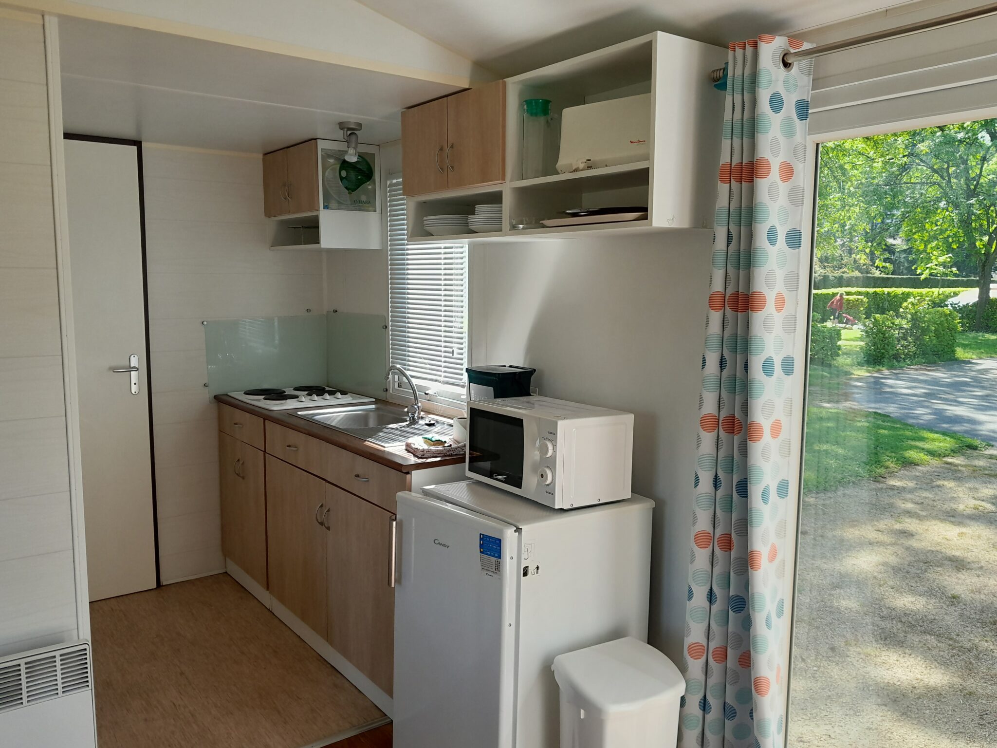 cuisine équipée à l'intérieur du mobilhome type bungalow pour location de mobil-home à Saint-Vallier