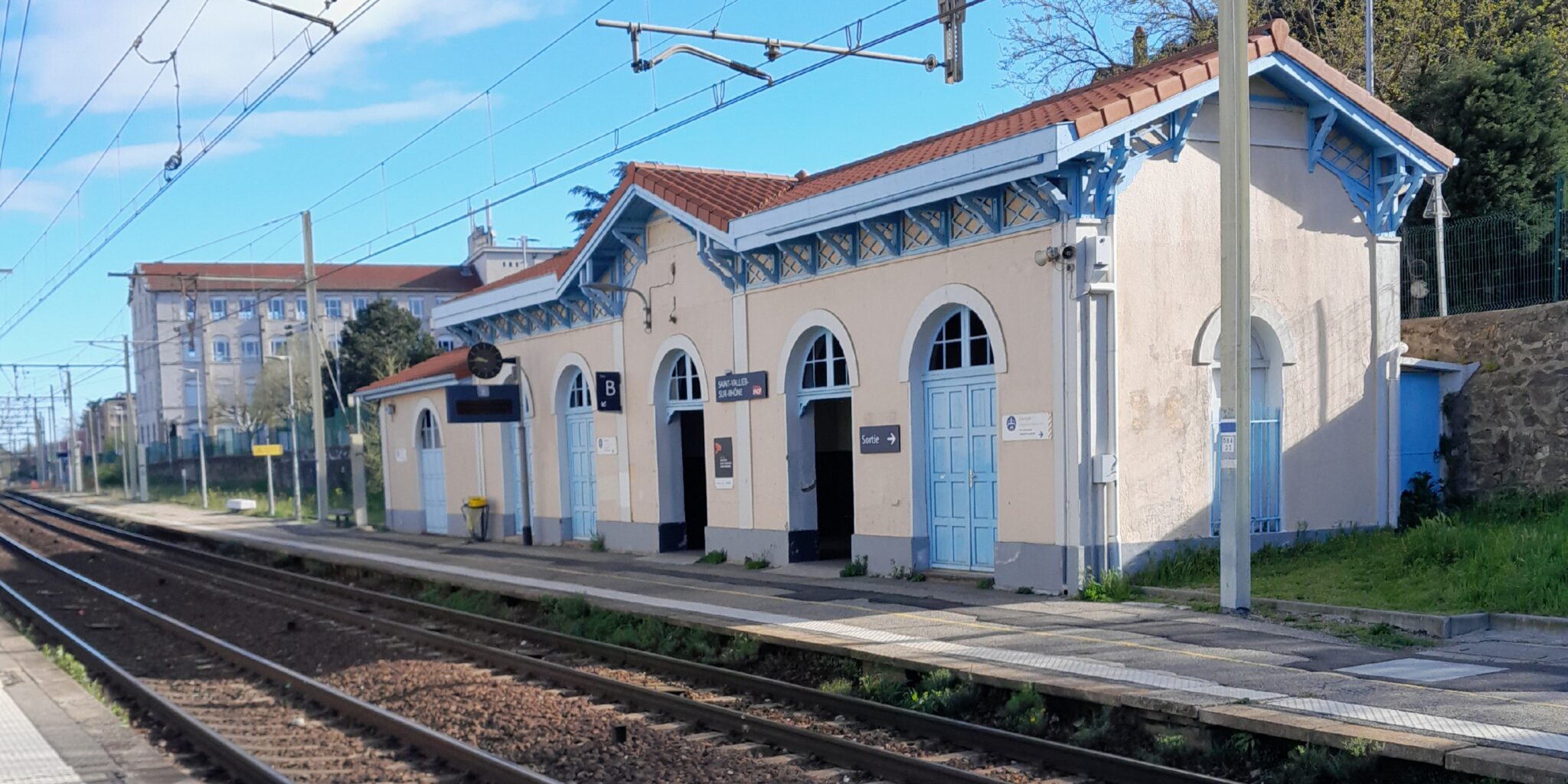 Quai et bâtiment de la gare à proximité du camping